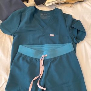 Caribbean blue scrubs. Xs catarina and xs tall Livingston. Like new